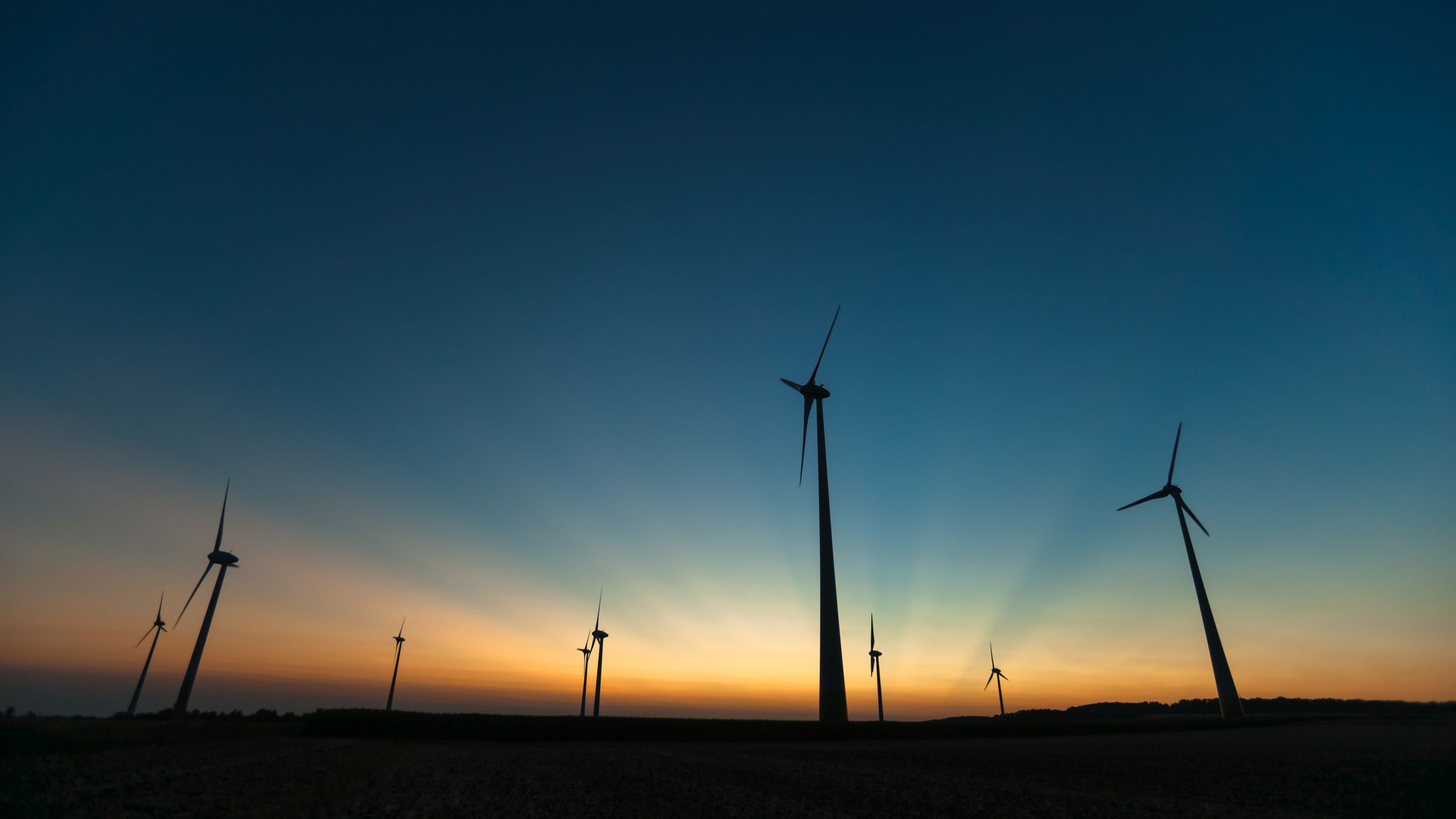 Horizon d'éoliennes dans la lumière du soir
